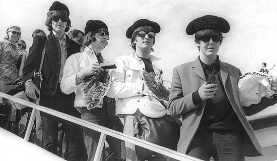 George Harrison, Ringo Starr, John Lennon e Paul McCartney em foto tirada em 1965 em Barcelona