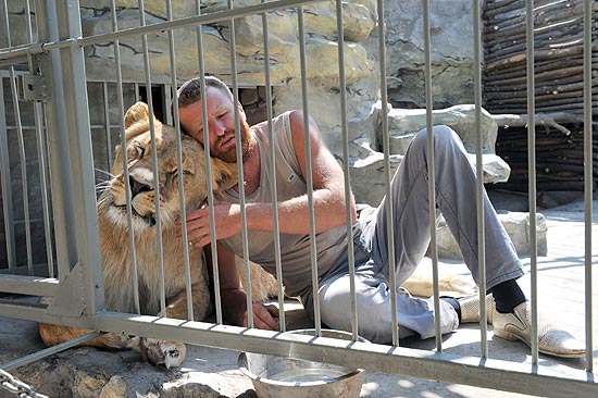 Alexander Pylyshenko dentro da jaula da leoa Katya