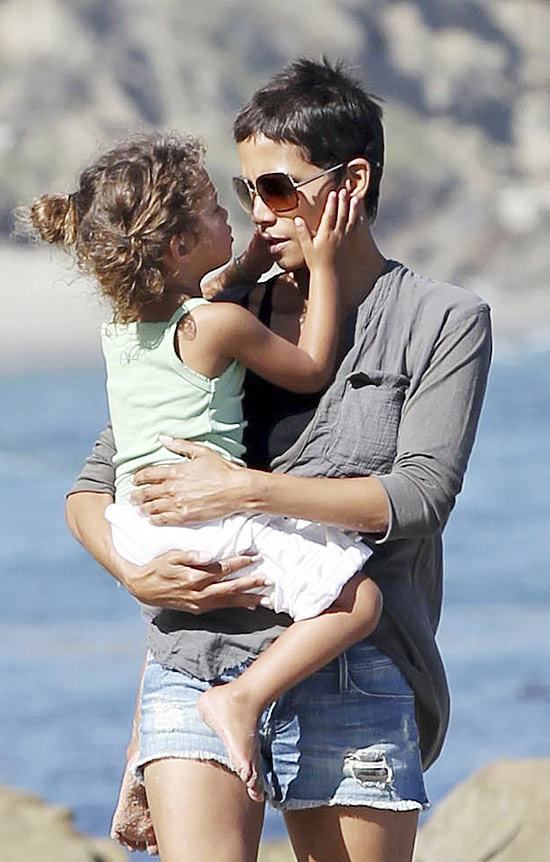 Halle Berry com a filha Nahla, de três anos
