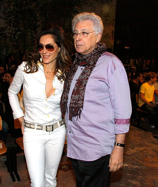 Aguinaldo Silva ao lado de Christiane Torloni durante coletiva de lançamento da novela "Fina Estampa", no Rio