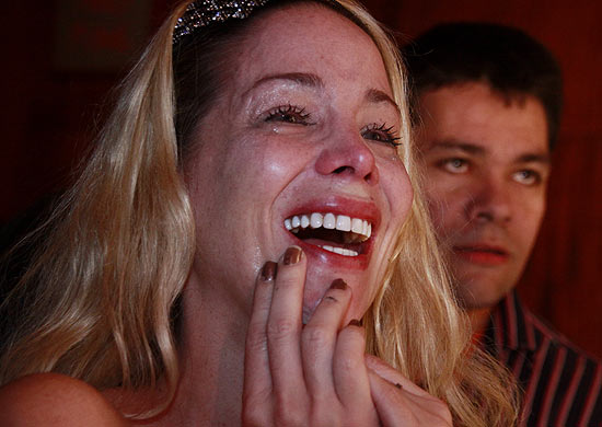 Danielle Winits chora copiosamente durante apresentação para convidados do musical "Tim Maia - Vale Tudo", no Rio