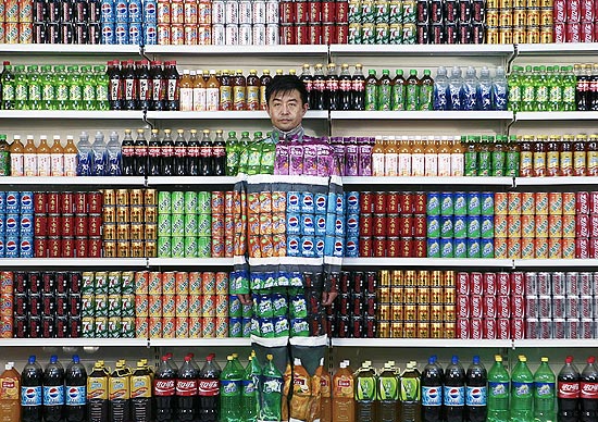 Liu Bolin se camufla em corredor de supermercado