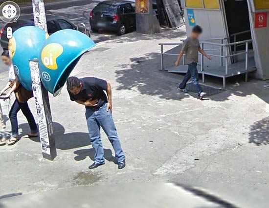 Google Street View flagra homem vomitando ao lado de um telefone público nas ruas de Belo Horizonte