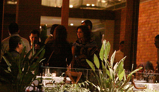 Giovanna Antonelli e Leonardo Nogueira em restaurante na Barra