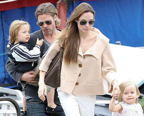 Brad Pitt e Angelina Jolie com os gêmeos Knox e Vivienne