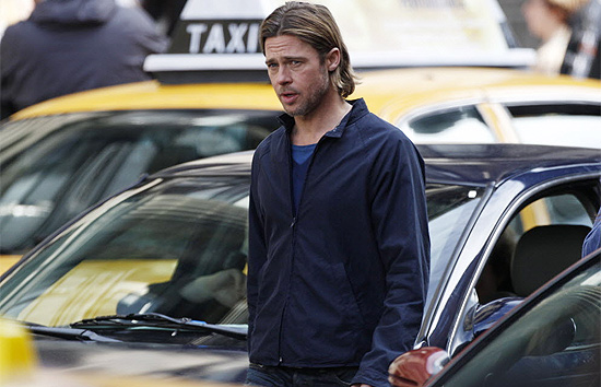 O ator Brad Pitt nas ruas de Glasgow, na Escócia, durante as filmagens de "World War Z"