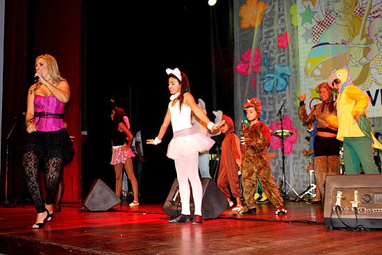 Carla Perez (à frente) se apresenta com a filha Camilly Victória em festival de música no colégio da menina em Salvador