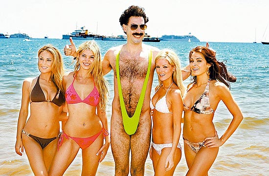 O ator Sacha Baron Cohen (centro) usa "mankini" em cena de "Borat - O Segundo Melhor Repórter do Glorioso País Cazaquistão viaja à América"