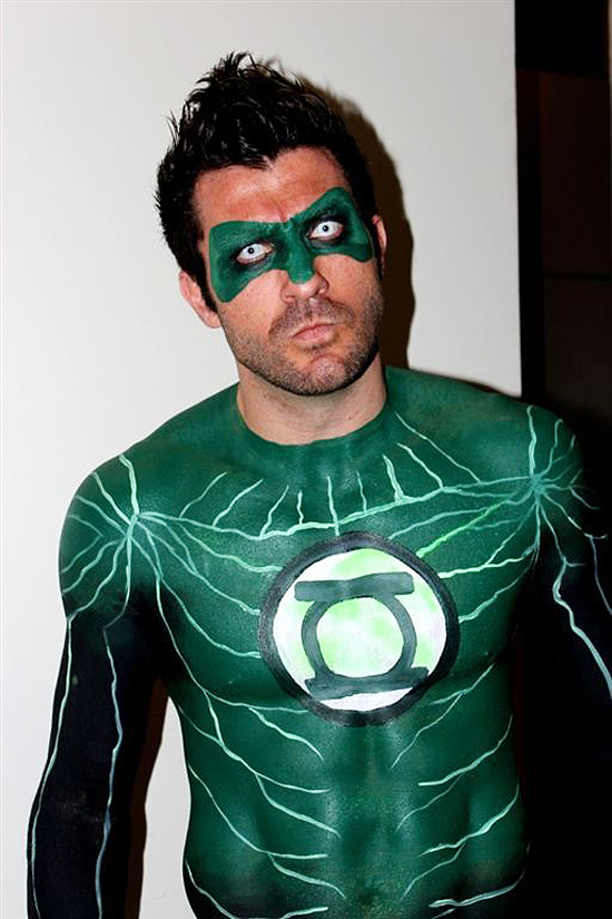 O ex-BBB Cristiano Zanelato caracterizado como "Lanterna Verde"