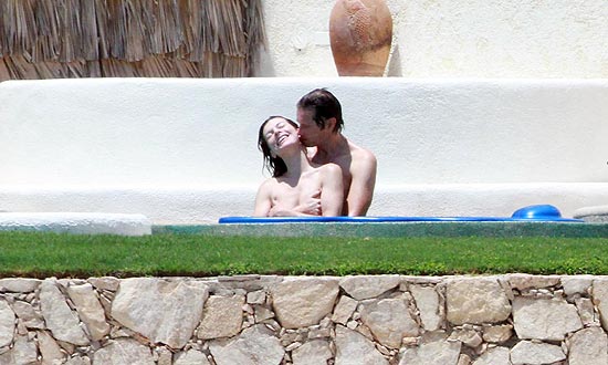 Milla Jovovich e marido na piscina