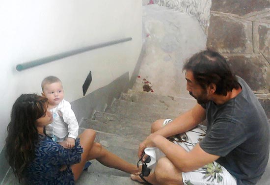 Penélope Cruz e Javier Bardem brincam com filho