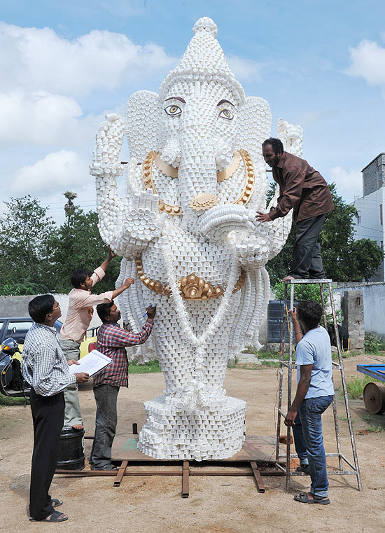 Escultura de Ganesh feita de copos de papel