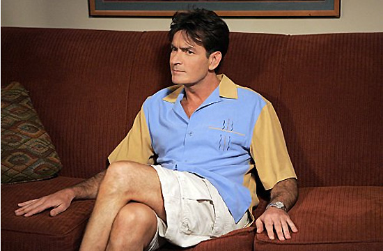 O ator Charlie Sheen em "Two And a Half Man"; ele será alvo de um "roast" na TV norte-americana