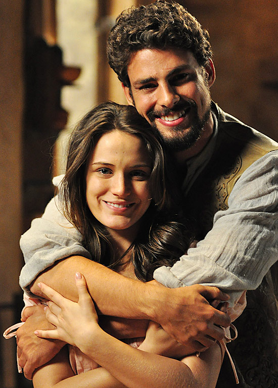 Jesuíno (Cauã Reymond) e Açucena (Bianca Bin), o casal de protagonistas da novela "Cordel Encantado"