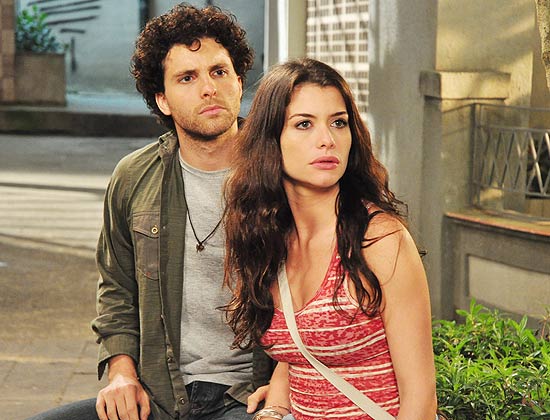 Márcio (Thiago Fragoso) e Lili (Alinne Moraes), que devem se casar em breve na novela "O Astro", da TV Globo