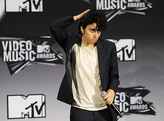 A cantora Lady Gaga como seu alter ego masculino Jo Calderone nos bastidores do MTV Video Music Awards