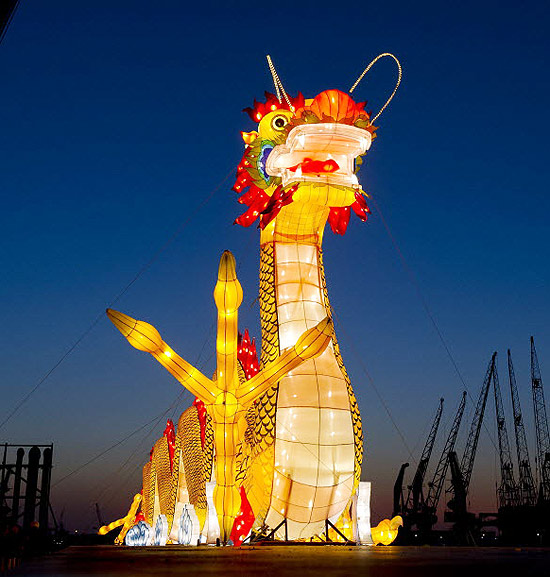 Dragão em estilo chinês ilumina porto de Rotterdã