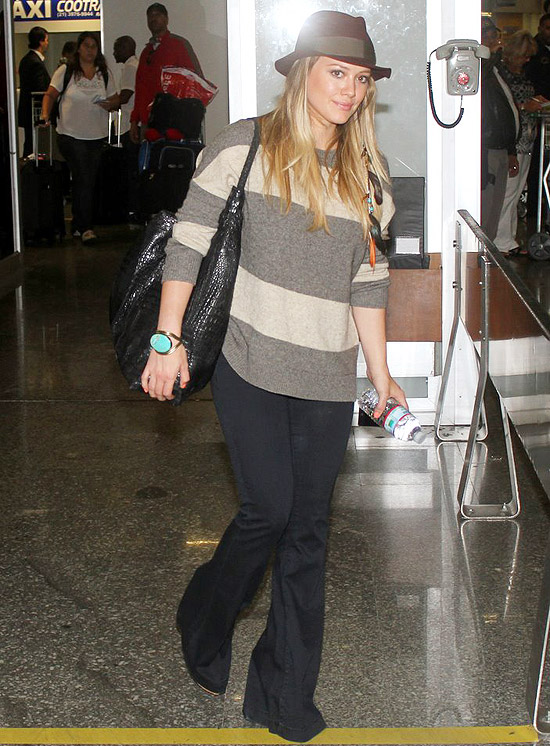 A cantora Hillary Duff no aeroporto internacional do Rio