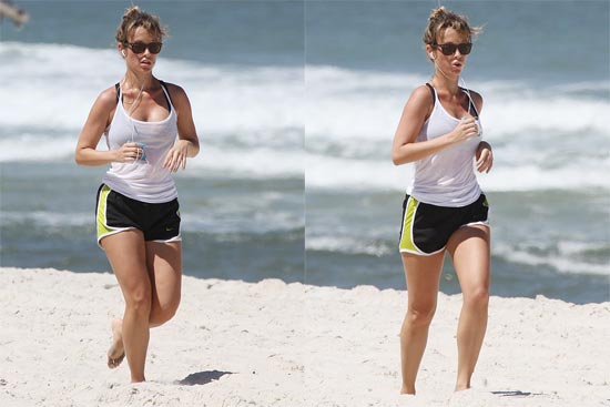 Juliana Didone corre na praia da Barra da Tijuca de shortinho