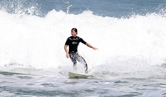 Kayky Brito surfa na praia da Macumba