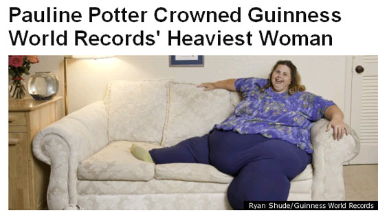 Pauline Potter distribui quase seus 300 kg pelo sofá
