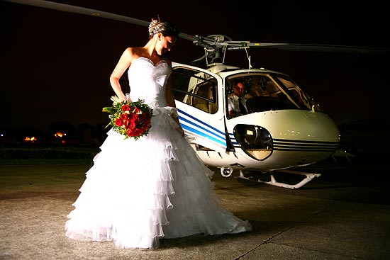 Noiva desembarca de helicóptero em foto de divulgação do serviço