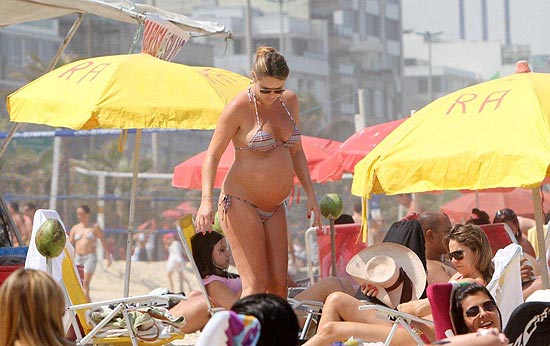 Atriz Letícia Birkheuer exibe seu barrigão de nove meses na praia