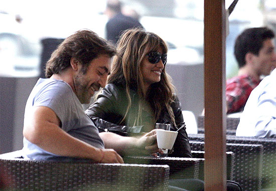 O casal de atores Penélope Cruz e Javier Bardem tomam café em Saravejo