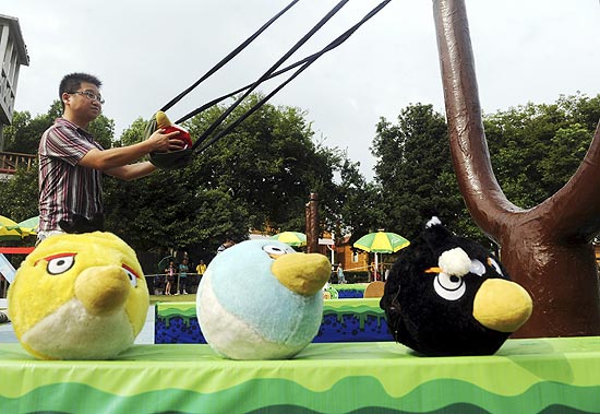 Homem no parque pirata do jogo Angry Birds na China