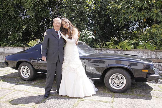 A jornalista Carla Vilhena chega ao casamento acompanhada do pai, Mario Vilhena Filho