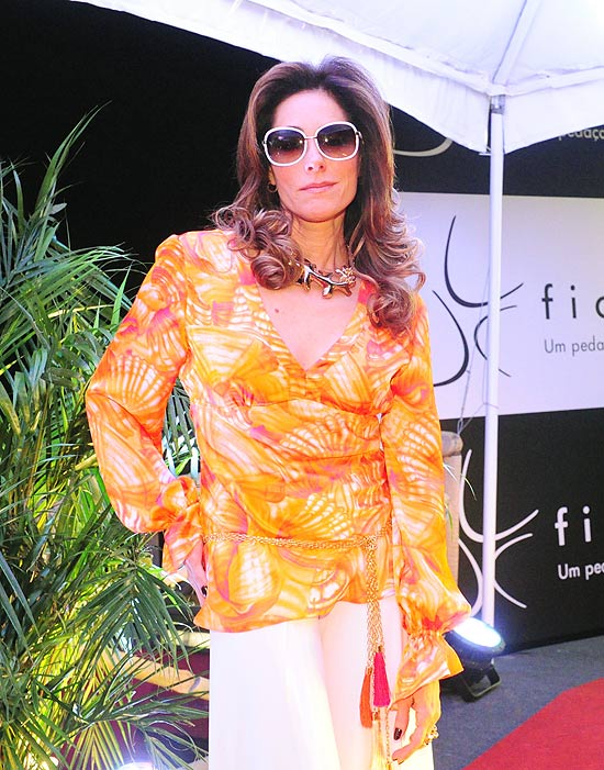 Christiane Torloni usa blusa laranja em cena exibida em setembro