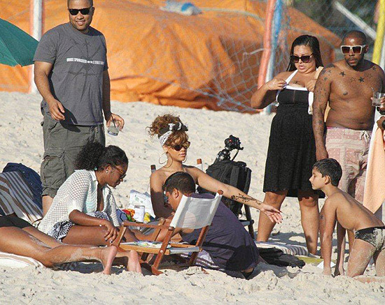 Rihanna faz tatuagem de henna na praia de Ipanema