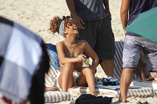 Rihanna toma caipirinha em Ipanema