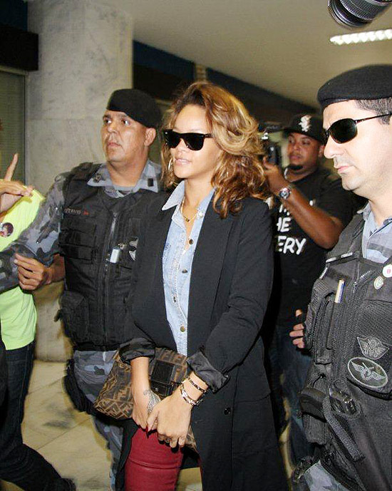Rihanna embarca no aeroporto Santos Dumont