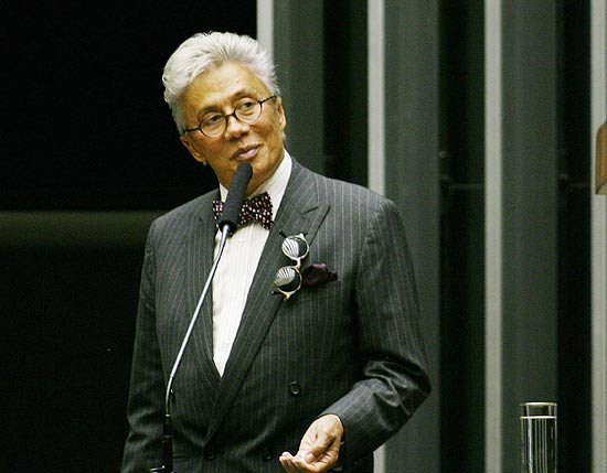 Clodovil Hernandes durante discurso no plenário da Câmara dos Deputados, em foto tirada em 2008