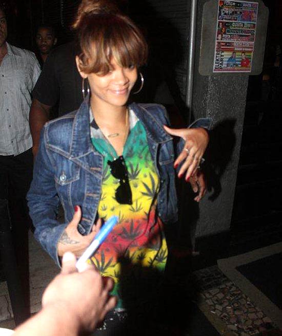 Rihanna chega à boate no Rio