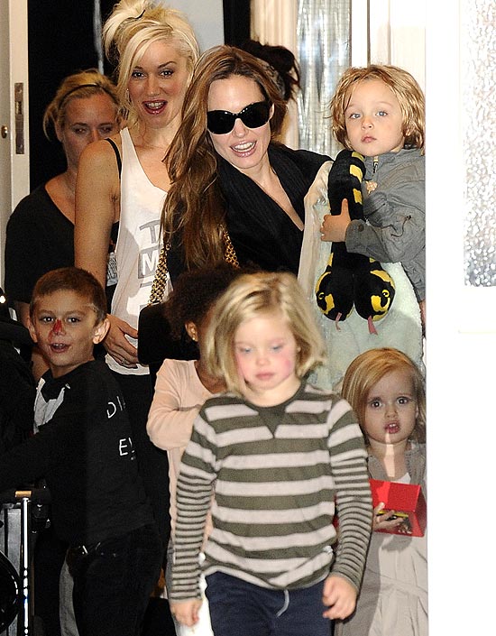 Angelina Jolie e seus filhos Knox, Vivienne, Shiloh e Zahara saindo da casa Gwen Stefani em Londres