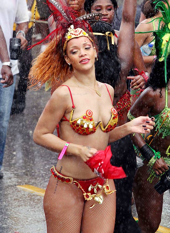 Rihanna teve dia de passista no Carnaval de Barbados