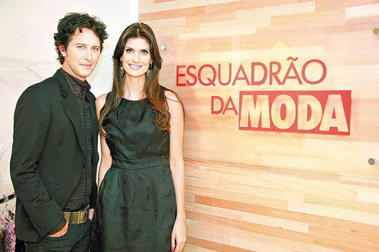 O consultor de estilo Arlindo Grund e a modelo Isabella Fiorentino, que são apresentadores do "Esquedão da Moda"
