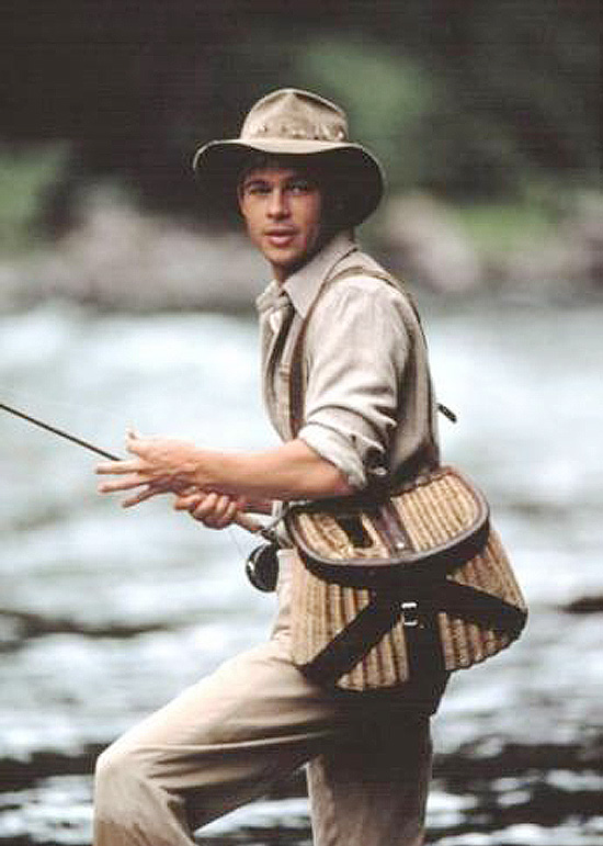 O ator Brad Pitt, que aprendeu a pescar na piscina de Melissa Etheridge, em cena do filme "Nada É para Sempre"