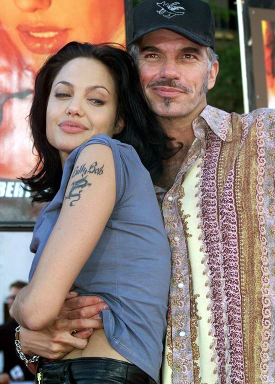 A atriz Angelina Jolie e o então marido, Billy Bob Thornton, em Los Angeles