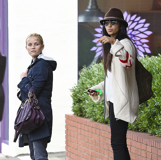 Reese Witherspoon e Camila Alves deixam restaurante após almoçarem juntas