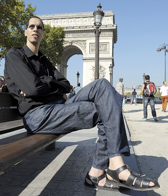 F5 - Humanos - Marroquino dono dos maiores pés do mundo ganha fama -  09/10/2011