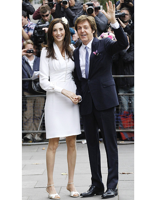 Paul McCartney e a noiva Nancy Shevell chegam no Old Marylebone Town Hall, em Londres