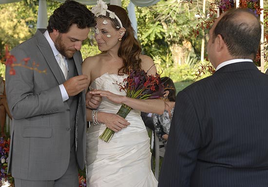 Amanda e Herculano Quintanilha se casam em "O Astro"