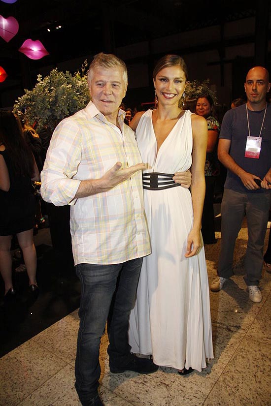 Miguel Falabella posa ao lado de Grazi Massafera no lançamento de "Aquele Beijo"
