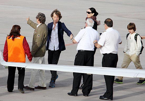 Micky Jagger chega em Cusco com seu filho Lucas e a namorada, a ex-modelo L'Wren Scott