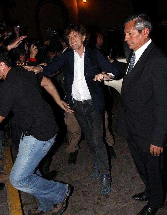 Mick Jagger chega em Cusco, no Peru