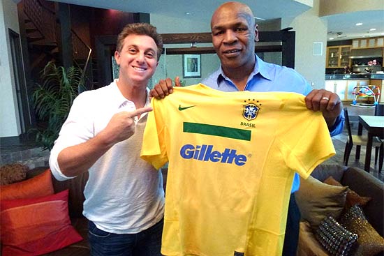 Luciano Huck entrega camiseta do Brasil a Mike Tyson
