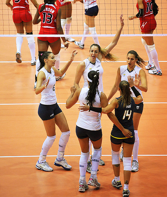 Jogadoras brasileiras comemoram ponto durante o jogo contra a República Dominicana, no Complexo Pan-americano de Voleibol
